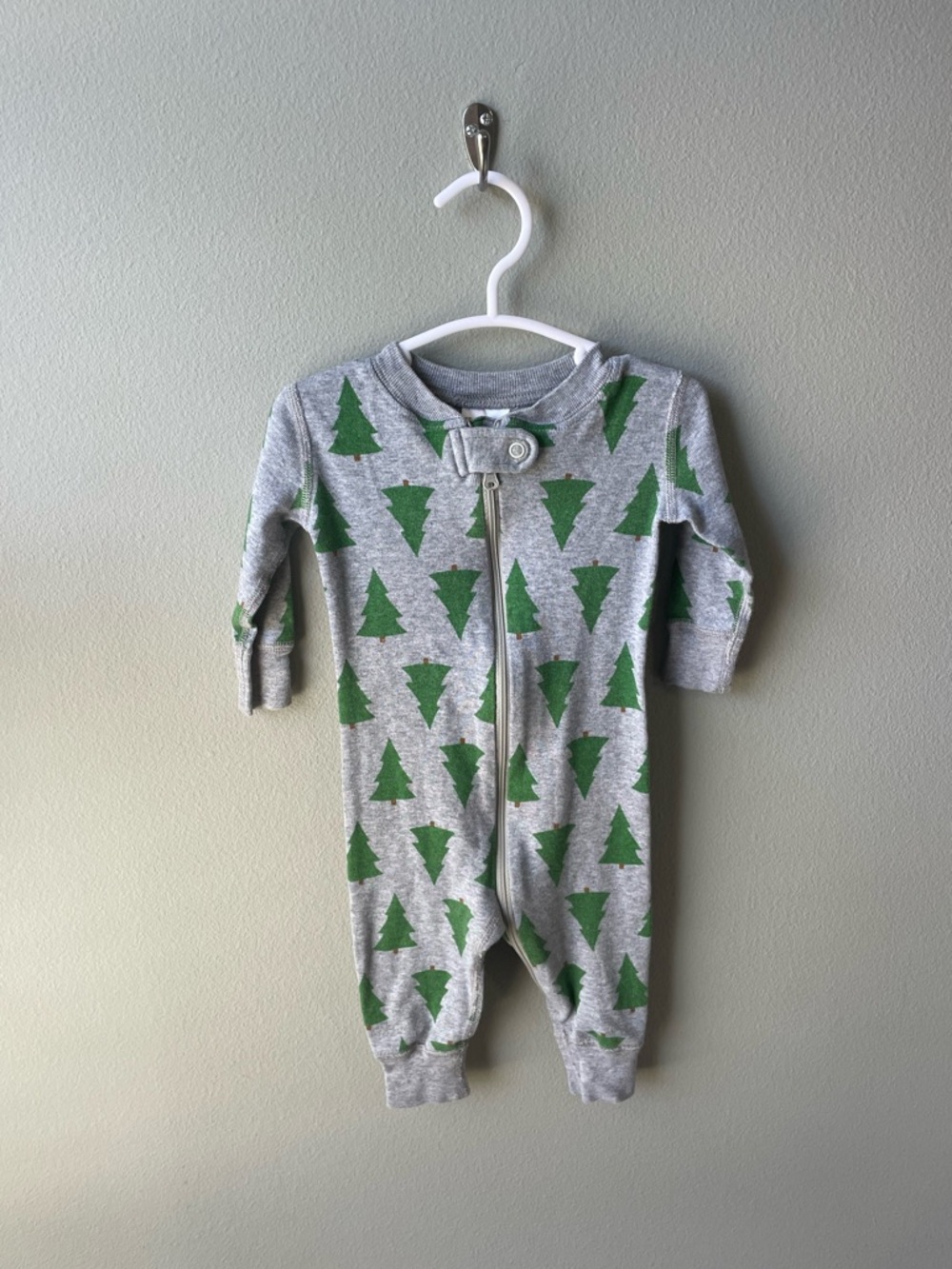 Hanna Andersson // Tannenbaum Gray and Green Christmas Trees Cotton Zip Sleeper